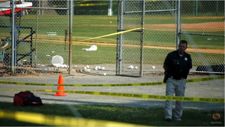 凶嫌持槍走進球場朝眾人掃射，現場一片混亂。   圖：翻攝Reuters畫面