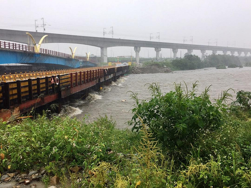受豪大雨影響，台中市筏子溪水位起伏較大，南屯區知高橋上游側臨時通行便橋水位，若達封橋標準，將進行封閉管制，配合改道行駛。   圖:台中市政府提供