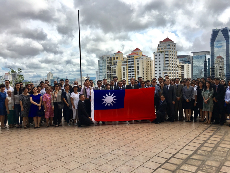 我駐巴拿馬大使館於台北時間15日早上舉行降旗典禮，大使曹立傑及夫人與多位台商紅著眼眶見證歷史時刻。   圖：台灣駐巴拿馬大使舘提供