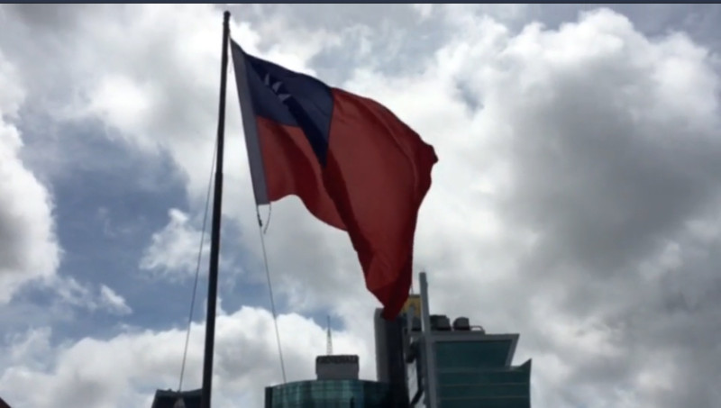 我駐巴拿馬大使館於台北時間15日早上舉行降旗典禮，正式結束台灣與巴拿馬的外交關係。   圖：台灣駐巴拿馬大使舘提供