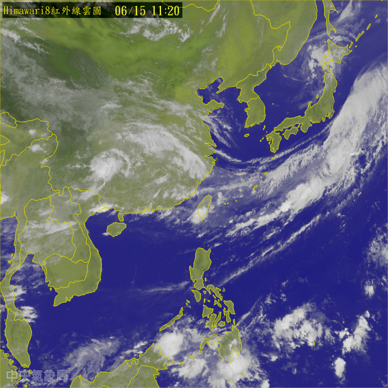 衛星雲圖能看見台灣中部上方被水氣籠罩。   圖：翻攝自 中央氣象局