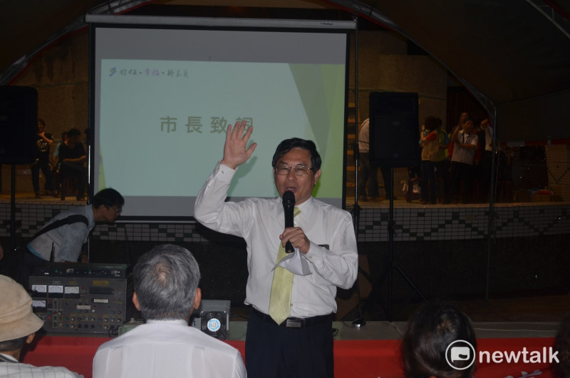嘉義市長涂醒哲很喜歡問里長和市民：「今年你家有淹水的請舉手！」   圖：蔡坤龍/攝