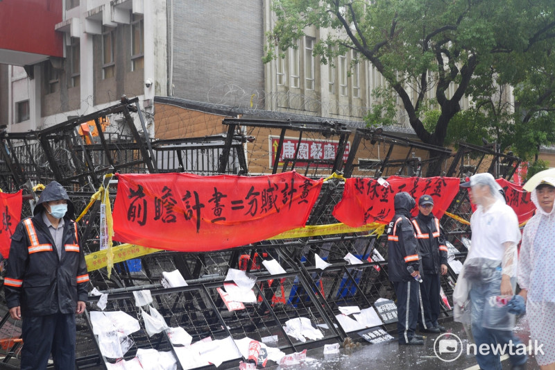 警方在立法院外面圍起拒馬、蛇籠，以及動員更多警察在現場維安。   圖：趙婉淳/攝