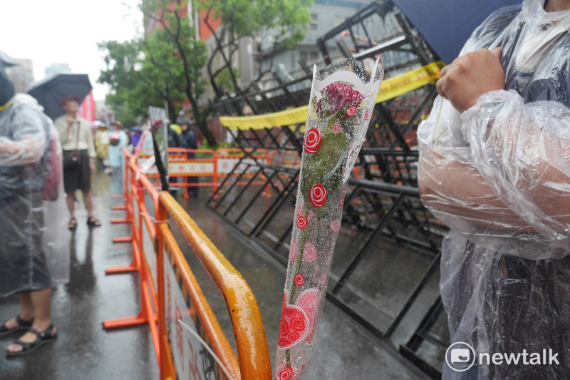 現場備有1000朵玫瑰花，獻給在場執勤的員警。   圖：趙婉淳/攝