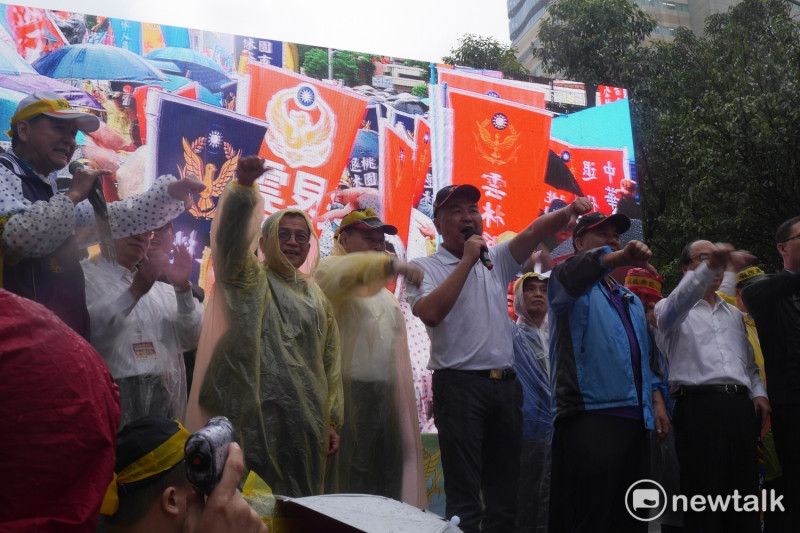 正在於立法院臨時會朝野協商的國民黨團抽空到場支持抗議民眾。   圖：趙婉淳/攝