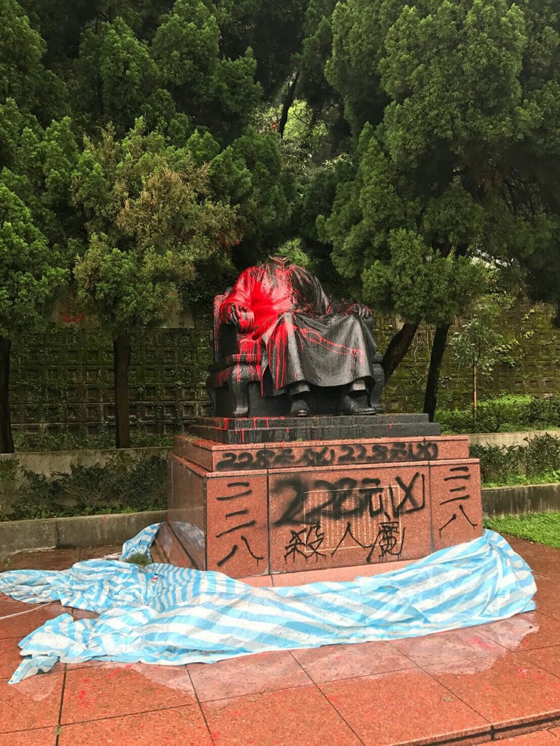 台北市陽明公園花鐘旁的蔣介石銅像昨再遭破壞。圖為4月22日遭破壞的銅像照。   圖 : 台北市政府/提供