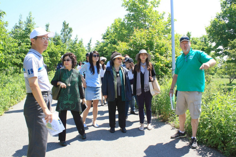 多倫多公園處官員Stuart Slessor（右1）向陳菊市長（右3）解說公園特色。   圖 : 高雄市政府/提供