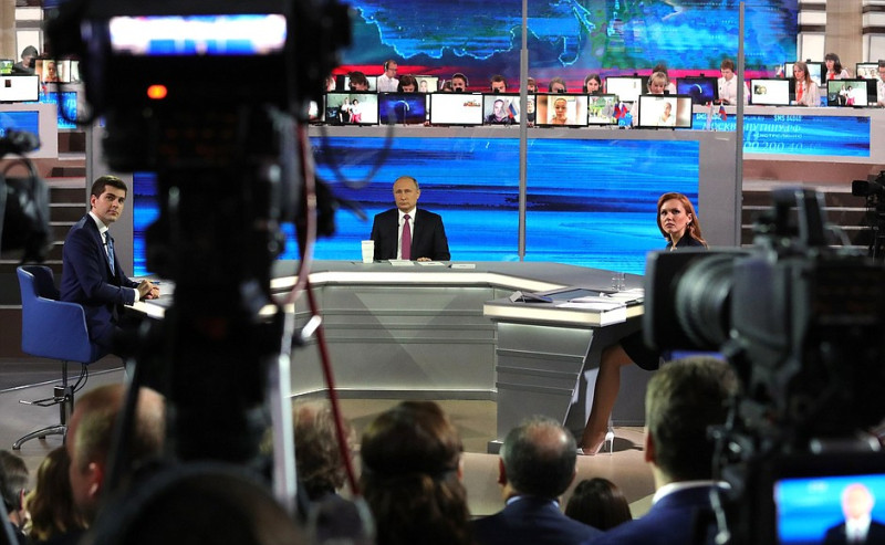 俄羅斯總統普亭（中）自2001年以來，就會參加連線直播節目，回答俄國民眾各式問題。   圖：翻攝俄羅斯總統府