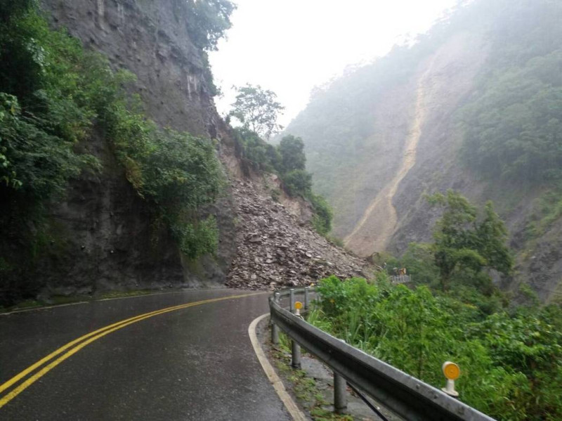卡努颱風引發的共伴效應為全台各地帶來雨勢，現在已經有6條路段因此封閉！圖為土石崩落示意圖。   圖：新頭殼資料照片