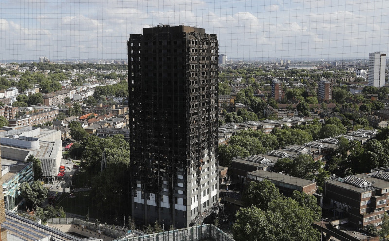 英國大火過後的大樓，一片焦黑。   圖 : 達志影像/ 美聯社