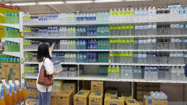 連日豪雨下不停，消費者搶買民生消費品，除濕機、膠鞋等大賣。   大潤發提供