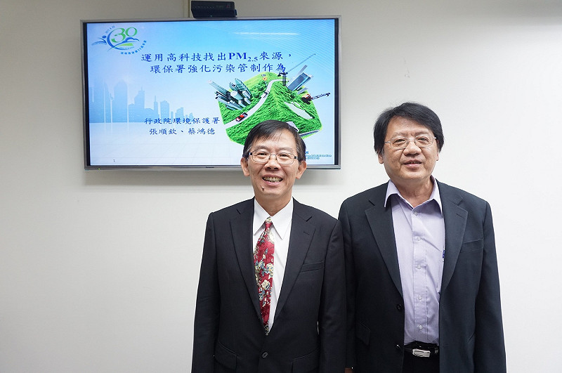 環保署空氣品質保護及噪音管制處蔡鴻德處長今（16）接受「新頭殼」訪問指出，近期將找六輕來「談一談」，希望「污染物降越多越好」。   圖：環保署／提供