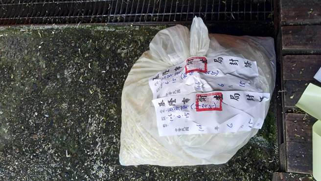 桃園漂白豆芽菜流入基隆果菜市場，基隆市衛生局昨查獲14公斤多的違規豆芽菜。   圖 : 基隆市衛生局/提供
