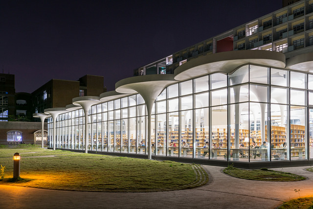 臺灣大學辜振甫先生紀念圖書館是由世界級建築家伊東豐雄(Toyo ITO)所設計，建築本身就是件藝術品   圖：翻拍自flickr用戶Wei-Te Wong