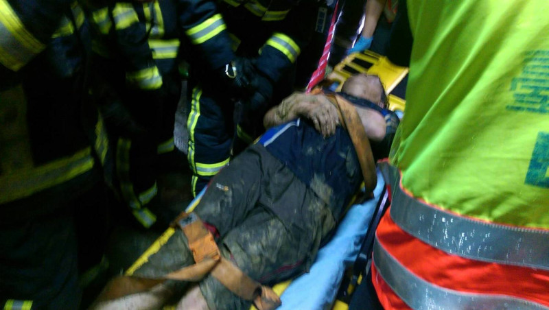 遭土石壓傷的台中市江姓婦人被出後緊急送醫。   圖：台中市消防局/提供
