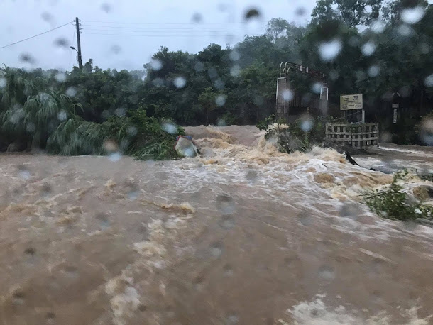 豪雨造成全省災情不斷，各地溪水暴漲的情形十分嚴重，土石流災情也頻傳。   本刊資料