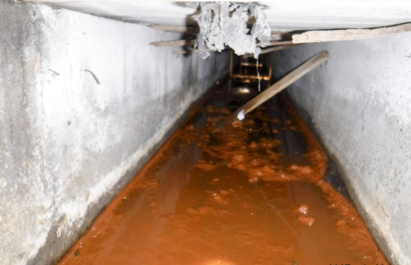 台中違規業者流水排放渠道內呈現明顯黃褐色。   圖：台中市環保局提供