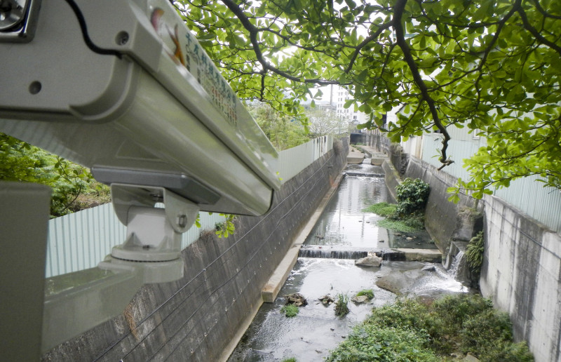 污染好發河段架設監視器，24小時雲端全時監控。   圖：台中市環保局提供