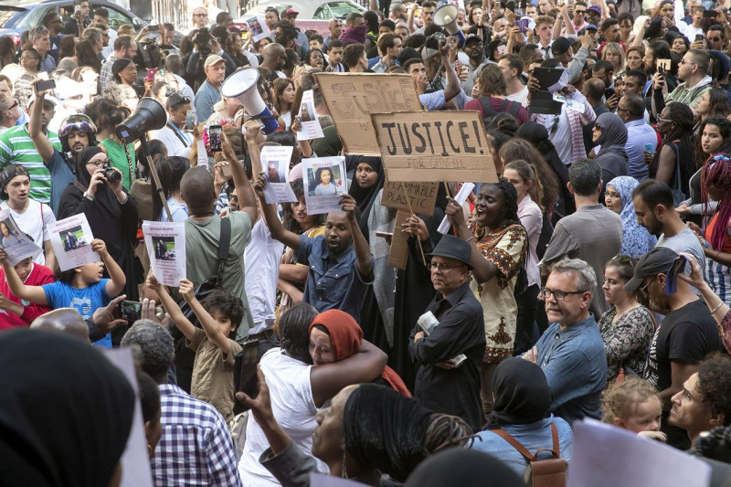 抗議民眾圍堵了肯辛頓和切爾西市政廳，高呼「我們要正義」、「我們要答案」等口號。   圖：達志影像/美聯社