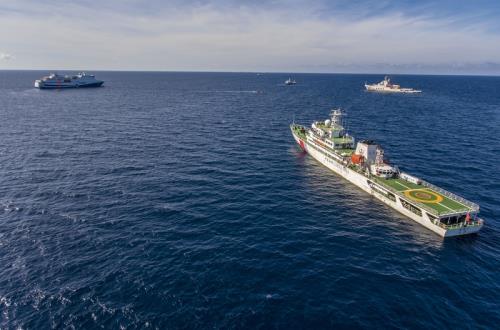 中國大陸三沙海事局與南海救助局等單位2017年6月在西沙海域舉行海上應急訓練。   圖：中新社提供