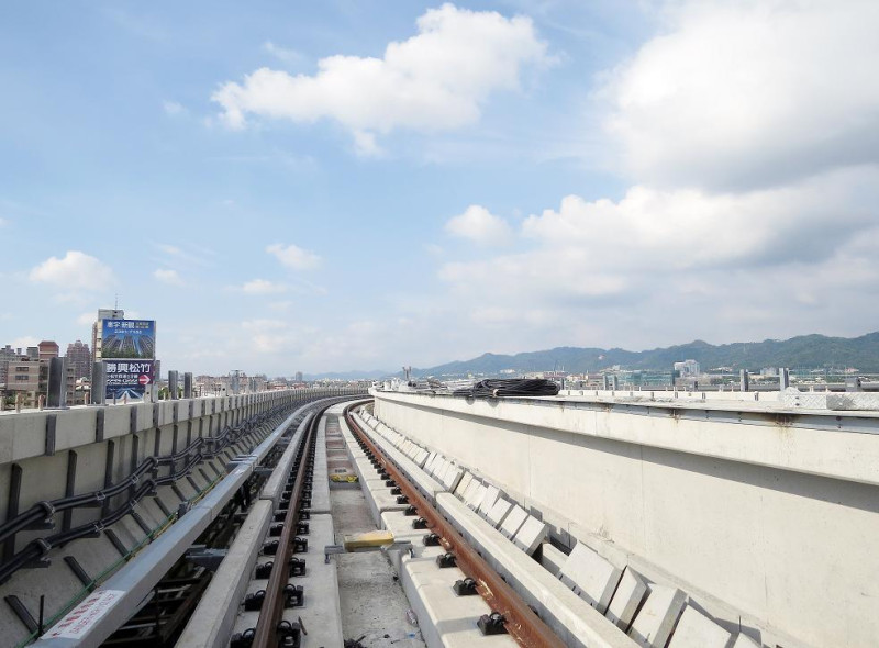 台中捷運綠線去年6月完成全線高架橋梁吊裝工程，今年5月，全線4萬4511公尺軌道也陸續鋪設完成，並展開電聯車至高架橋梁動態測試。   圖：台中市政府提供