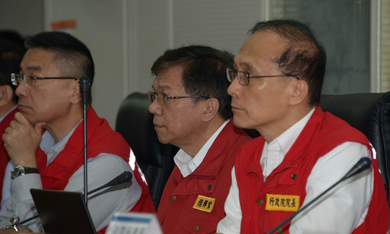行政院長林全（右一）18日上午視察「0613豪雨中央災害應變中心」。   圖：行政院提供
