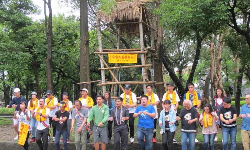 多位東華大學原住民學院學生18日在228公園搭起瞭望台，宣稱將走入部落。   圖：林朝億/攝