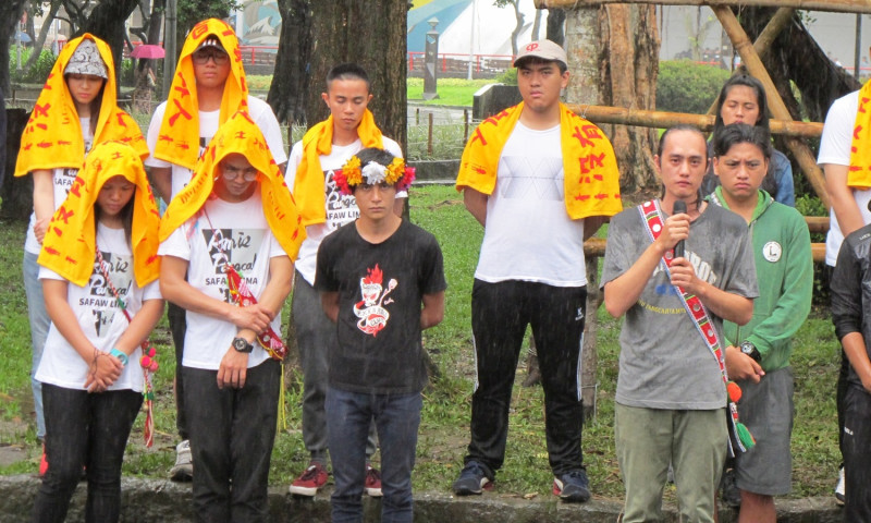 原住民學生18日「走入部落」活動進行一半時，突然下起大雨。   圖：林朝億/攝