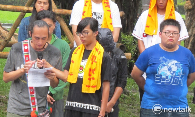 東華大學原住民學生18日宣布走入部落活動記者會，突然遭遇大雨，同學與聲援的老師都沒有人走避。   圖：林朝億/攝