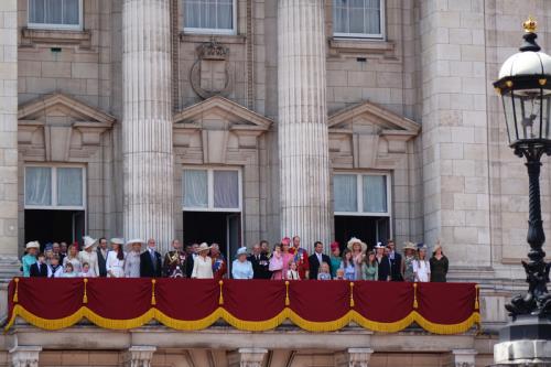 英國女王伊麗莎白二世17日是官方壽辰，舉行閱兵慶典 。王室成員最後在白金漢宮陽台上觀看空軍表演。   圖：中央社