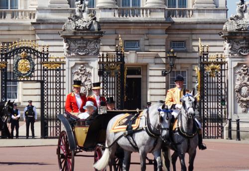 英國女王伊麗莎白二世17日是官方壽辰，舉行閱兵慶典 。女王和夫婿菲立普親王從白金漢宮出發，坐在馬車上 沿途與群眾致意。    圖：中央社