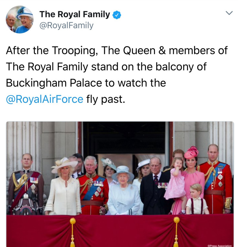 英國女王伊麗莎白二世歡度91歲生日，女王率王室成員現身白金漢宮陽台，威廉王子（前右2）愛妻凱特（左3）和一雙萌兒女模樣超吸睛，成了這場盛會的焦點。   圖：英國皇家推特
