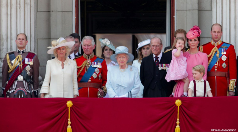 英國女王伊麗莎白二世歡度91歲生日，女王率王室成員現身白金漢宮陽台，威廉王子（前右2）愛妻凱特（左3）和一雙萌兒女模樣超吸睛，成了這場盛會的焦點。   圖：取自英國皇家推特