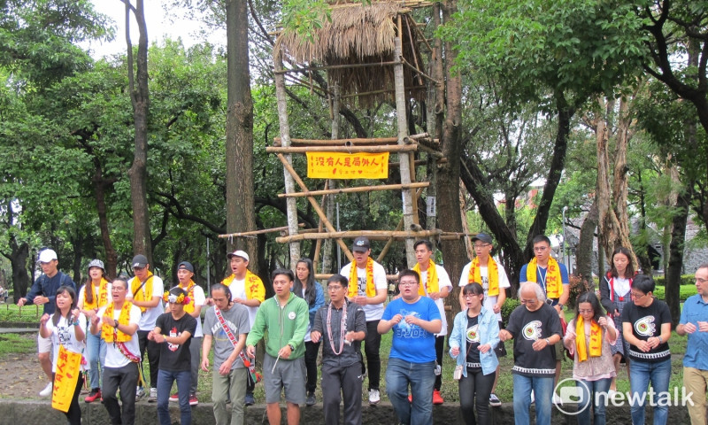 近30名東華大學原民學生與老師18日北上宣誓將走入部落，進行傳統領域自主宣告。   圖：林朝億/攝