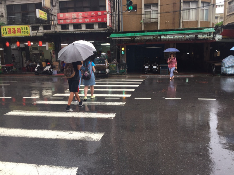 鋒面系統及西南氣流仍舊影響台灣，各地仍可能出現陣雨或雷雨，特別是中部以北地區及山區可能會有較大雨勢發生，並仍不排除有大雨或豪雨發生的機率。   圖：新頭殼資料照片