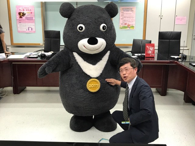醫師王建人幫熊讚量腰圍。   圖 : 周煊惠／攝
