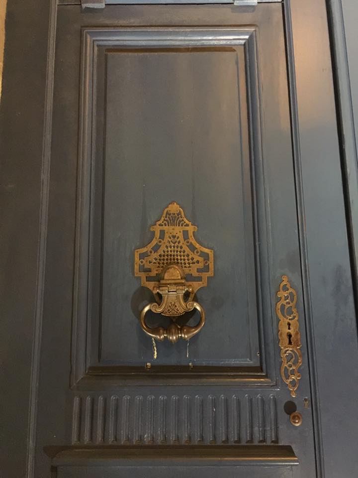 波爾多市處處可見到十分漂亮設計精美的古銅扣門環，想像自己是十八世紀的名媛拜訪閨蜜要請僕人通報的場景！   圖：張芳如攝
