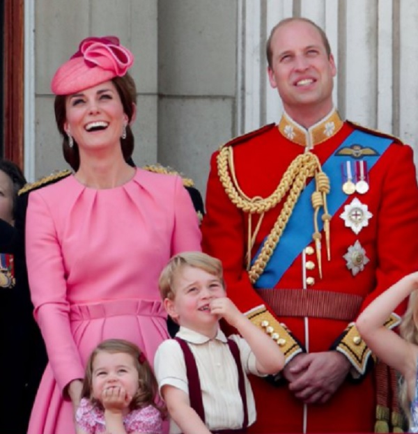 威廉王子與妻子凱特的女兒夏綠蒂小公主超萌模樣，擁有超高人氣。   圖：翻攝肯辛頓宮推特