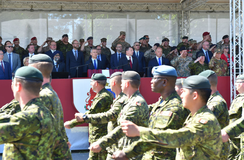 北大西洋公約組織秘書長10日出席拉脫維亞的閱兵儀式，目前北約地位大不如前。   圖：翻攝北約官網