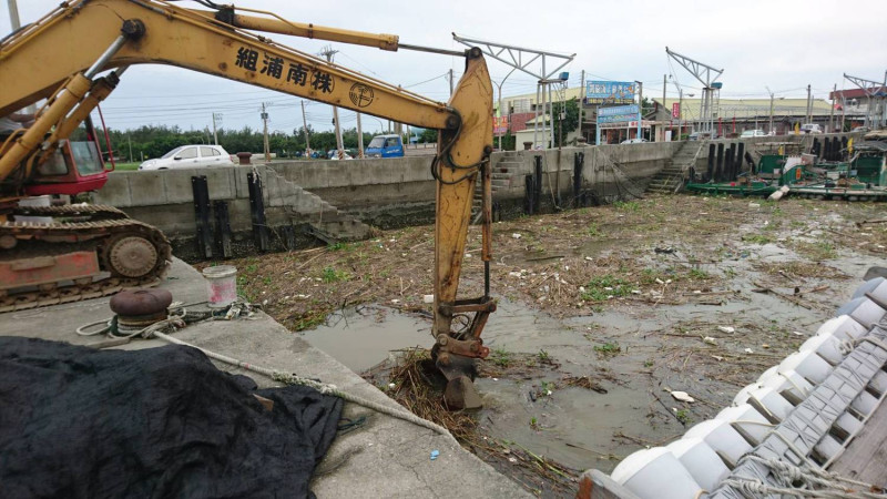 嘉義縣政府在此波豪雨後，商請廠商緊急調派機具進東石漁港，開始清除漂流物作業。   圖：嘉義縣政府提供
