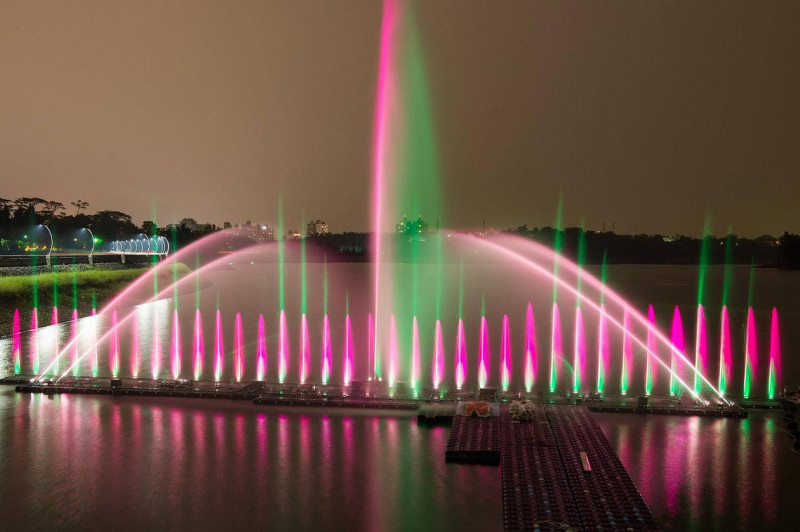 蘭潭水舞色彩繽紛，絢麗耀眼，是雲嘉地區的夜間熱門景點。   圖：嘉義市政府/提供