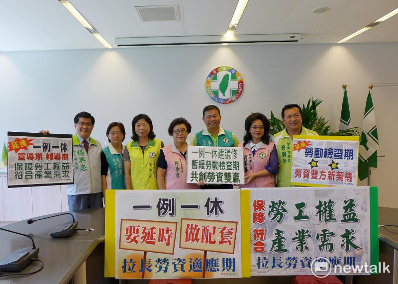 台中市民進黨團多名成員今天呼籲中央「一例一休」輔導期應延長。   圖：唐復年/攝