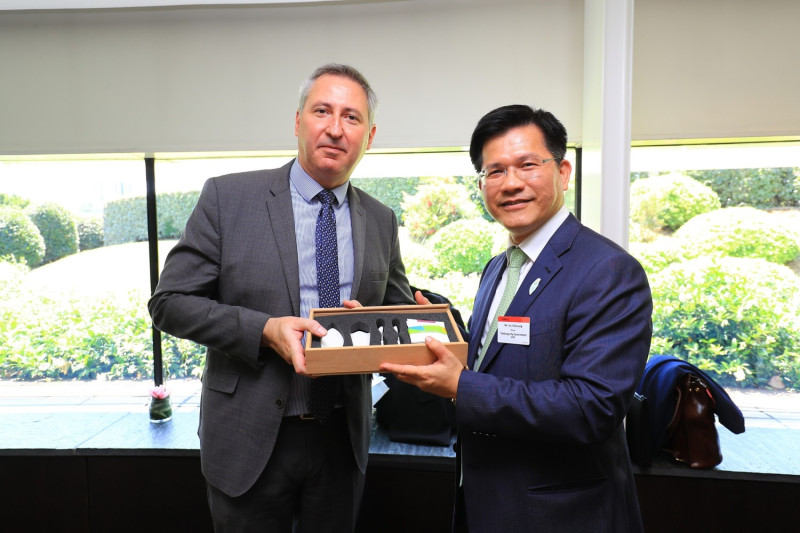 林佳龍參訪空中巴士總部，由該公司北亞區副總裁Pierre Lanore接待(左一)。圖為雙方互贈紀念品。   圖 : 台中市政府/提供
