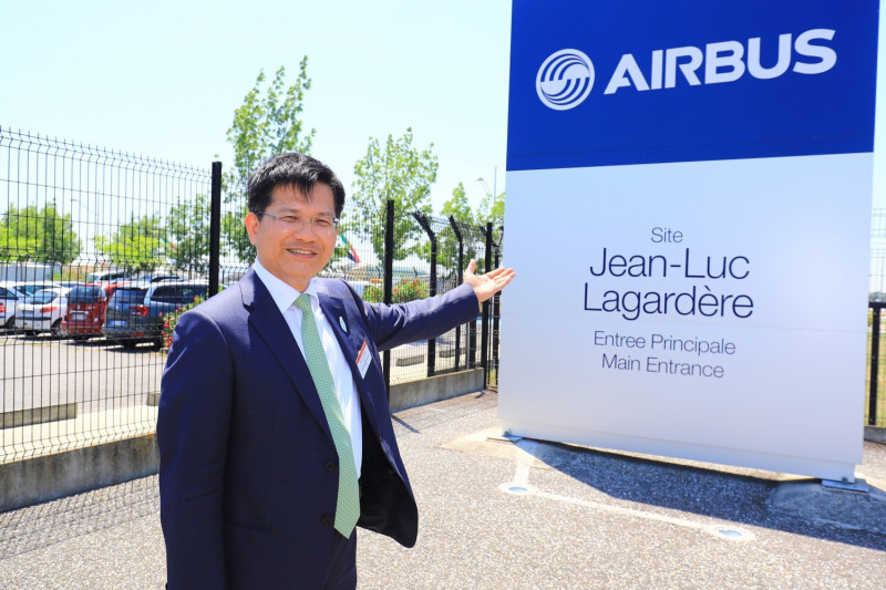 林佳龍參訪空中巴士總部，並參觀巨型客機A380壯觀的組裝產線。   圖 : 台中市政府/提供