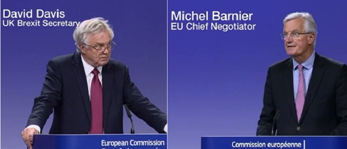 英國脫歐大臣戴維斯（右）和歐盟首席談判代表巴尼耶（左）在布魯塞爾展開首日正式談判。   圖：翻攝BBC網站