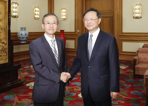 第8次韓中外交部門高級別戰略對話前，中國國務委員楊潔篪（右）會見林聖男（左）。 （中新社提供）   圖：中央社