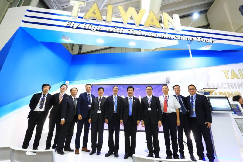 台中市長林佳龍於當地時間20日出席法國巴黎航空展台灣館國際記者會，向世界行銷台中智慧機械與航太產業。   圖:台中市政府提供
