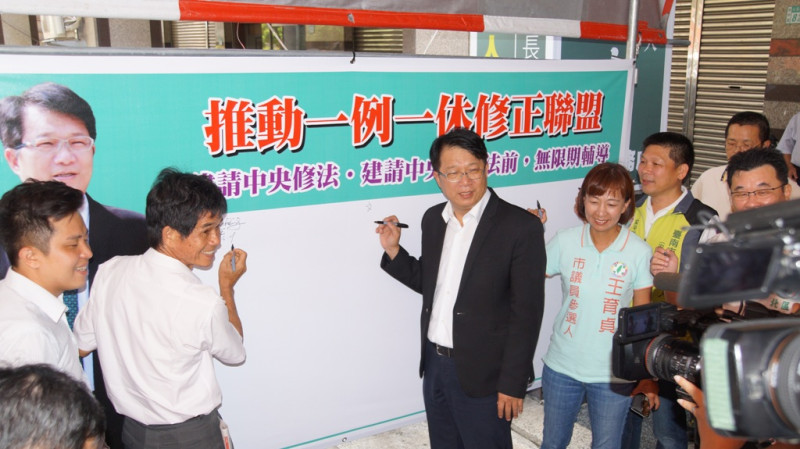 顏純左成立「推動一例一休修正聯盟」，預計在一個月之內完成萬人以上連署。   圖:黃博郎/攝