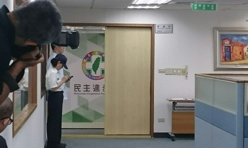 民進黨中常會今（21）日突然把會議室屏風搬出，擋住媒體拍攝經濟部長李世光。   圖：林朝億/攝