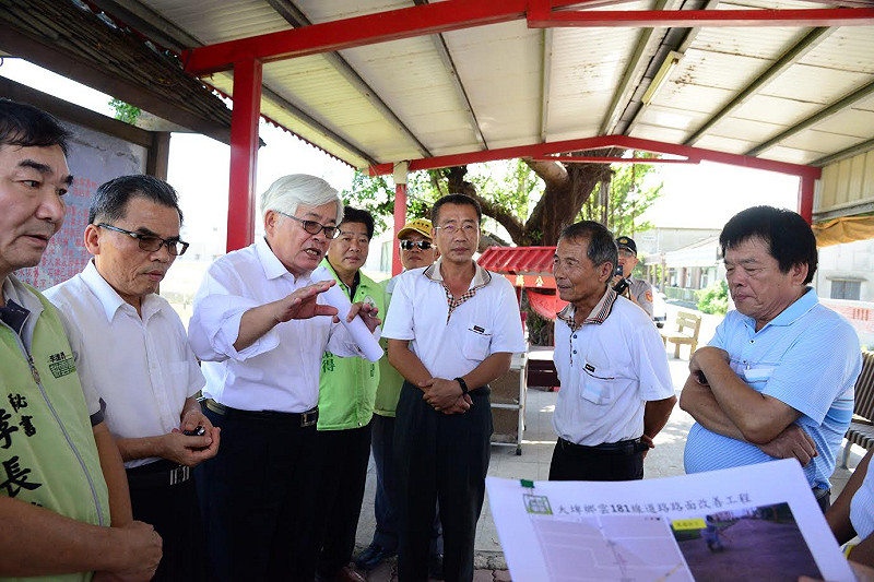 雲林縣長李進勇(左3)今天前往斗南鎮田頭里與大埤鄉雲181縣道勘查道路排水及路面改善工程。   圖:雲林縣政府提供